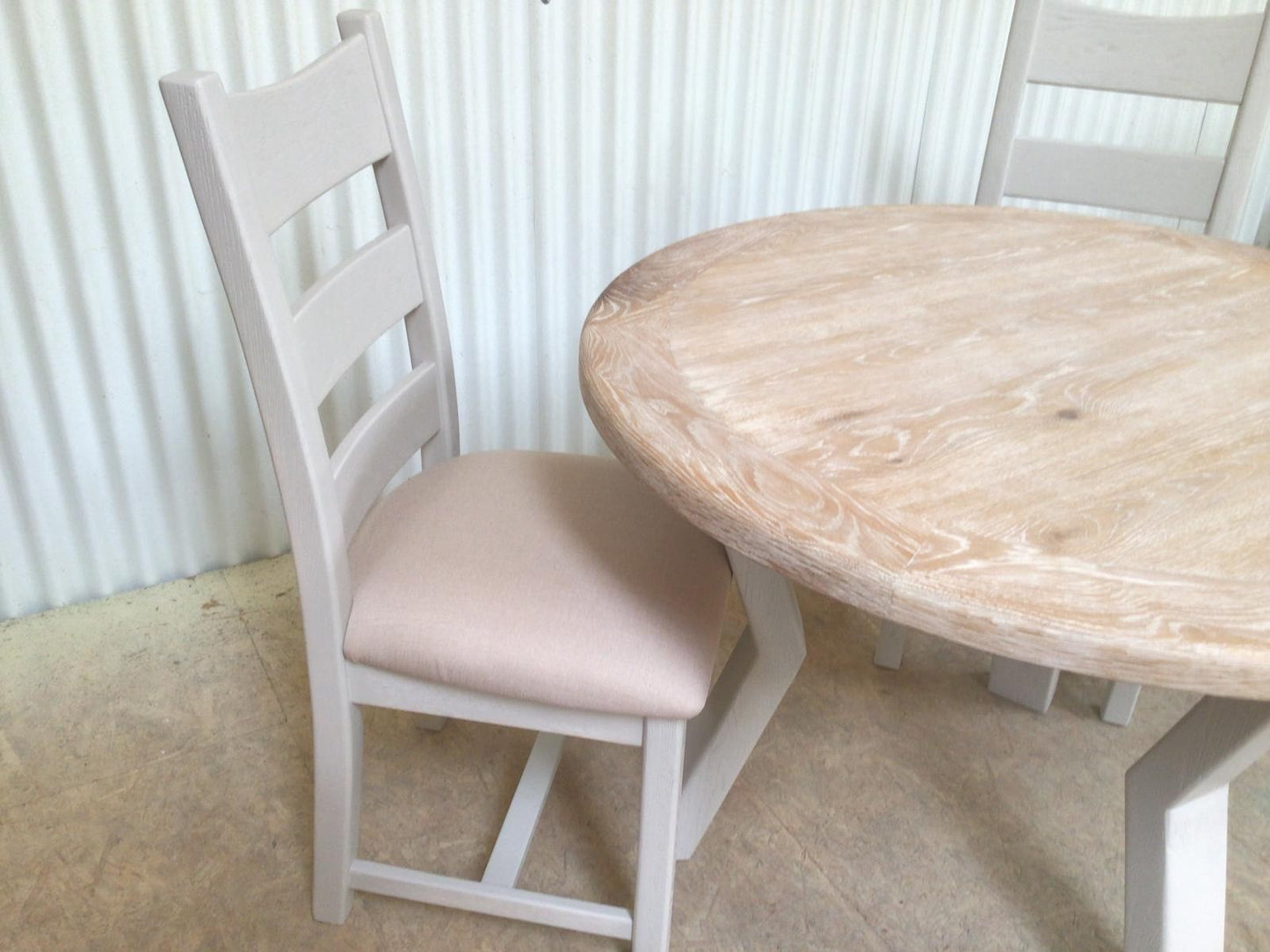 Loire Oak 1.1m Round Dining Set painted Oyster