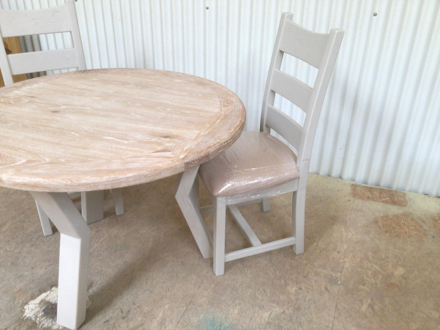 Loire Oak 1.1m Round Dining Set painted Oyster